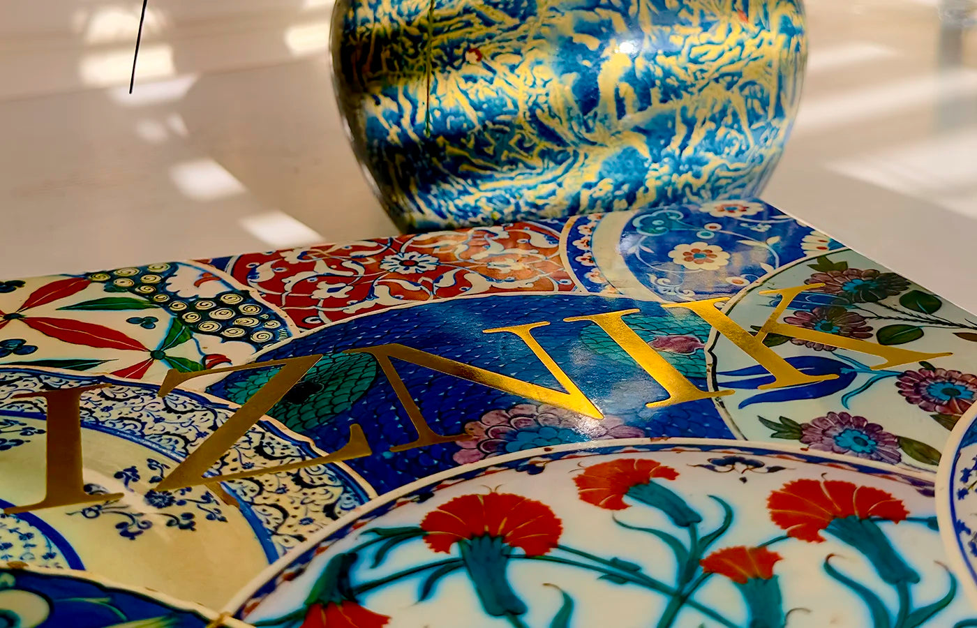 The book "Iznik" displayed next to the vase on the table